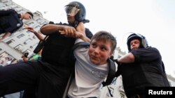 Задержание подростка на акции против пенсионной реформы в Москве