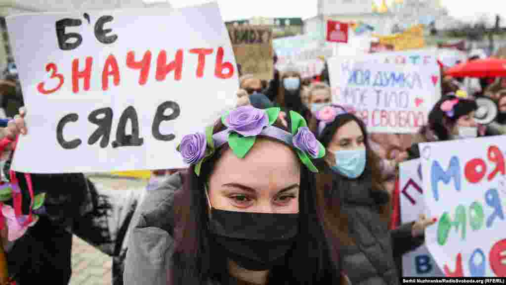 В центре Киева 8 марта состоялась акция «Марш женщин». Участницы и участники акции в руках держали различные плакаты
