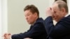 Председатель правления "Газпрома" А. Миллер и президент России В. Путин на встрече с главой австрийской нефтегазовой группы ОМВ, 28 апреля 2017 г.