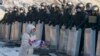 Киев, 24 января. Женщина просит бойцов "Беркута" поддержать народ