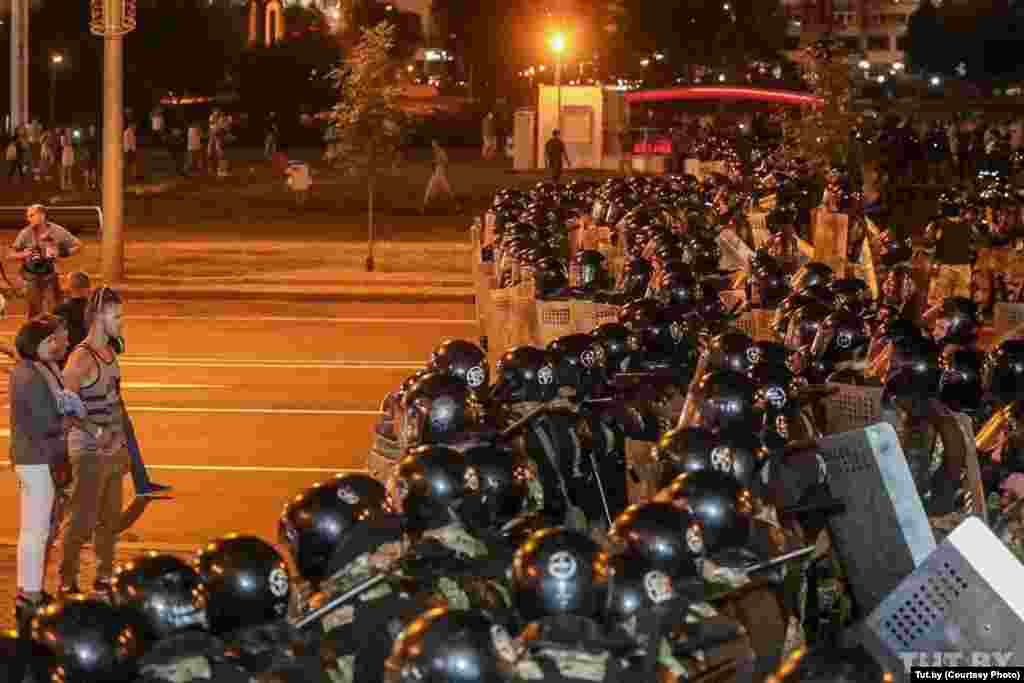Власти еще днем начали готовиться к возможным протестам в Минске: в город была введена военная техника и дополнительные отряды ОМОНа. К закрытию участков в Минске перекрыли центральные улицы и закрыли станции метро в центре города. Также в Минске и других городах Беларуси весь день выборов "глушили" интернет. Демонстранты вечером 9 августа в Минске на Проспекте Победителей