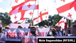 Szaakasvili szabadon engedését követelik tüntetők 2021. október 3-án a rusztavi börtönnél
