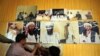 Fotograful Mazhar Khan afișînd fotografii ale lui Osama bin Laden făcute în Afghanistan, înaintea unei conferințe de presă la Islamabad