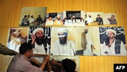 Fotograful Mazhar Khan afișînd fotografii ale lui Osama bin Laden făcute în Afghanistan, înaintea unei conferințe de presă la Islamabad