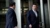 Пол Манафорт ()праворуч) виходить із залу суду у Вашингтоні, 19 квітня 2018 року
