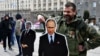 Ветеран війни з Росією на Донбасі біля зображення на картоні російського президента Володимира Путіна під час акції проти «п'ятої колони» української політики. Київ, 29 березня 2019 року