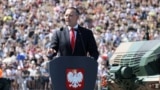 Прэзыдэнт Польшчы Караль Наўроцкі на парадзе ў Варшаве, 15 жніўня 2025 году