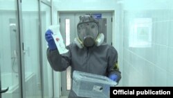 Сотрудник лаборатории в Кыргызстане.