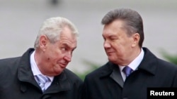Чеський президент Мілош Земан (ліворуч) та президент України Віктор Янукович, Київ, 21 жовтня 2013 року