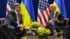 Президент України Петро Порошенко (ліворуч) під час зустрічі з віце-президентом США Джозефом Байденом у Нью-Йорку. Вересень 2015 року