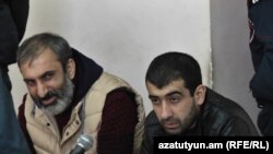 Արարատ Խանդոյանն ու Արման Առաքելյանը դատարանի դահլիճում: