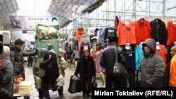 По мнению экспертов, вступление в Таможенный союз негативно отразится на работе некоторых рынков. Рынок «Дордой», 23 января 2013 года.