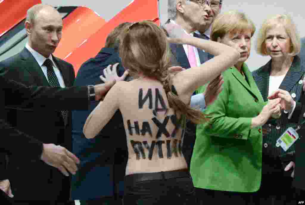 Активістки руху Femen влаштували акцію на промисловому ярмарку в Ганновері, коли його оглядали канцлер Німеччини Анґела Меркель і президент Росії Володимир Путін, 8 квітня 2013 року