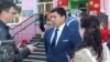 Жанат Бекмагамбетов, этнический казах, живущий в российском Омске, дает интервью журналистам.