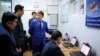 Өкмөт башчы Сапар Исаков Мамлекеттик каттоо кызматынын Автоунааларды каттоо департаментинин иши менен таанышууда. 6-февраль, 2018-жыл