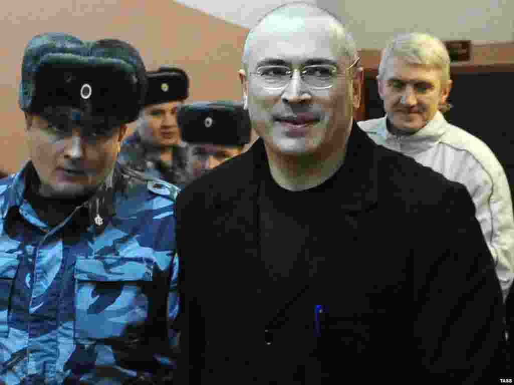Hodorkovski și Lebedev escortați la o audiere la Moscow la 11 ianuarie 2010.