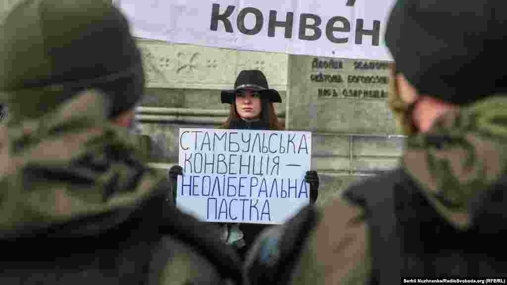 В начале акции на Михайловской площади присутствовали и противники мероприятия – участники праворадикальной организации «Традиция и порядок», которые заявили про «операцию по спасению феминисток». Они выступают против ратификации Стамбульской конвенции и легализации секс-работы, а также призывают запретить аборты. Их с участниками акции разделяли полицейские оцепления 