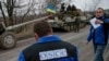 Члени моніторингової місії ОБСЄ біля українських військовослужбовців. Село Парасковіївка, поблизу Артемівська, 26 лютого 2015 року. Ілюстраційне фото