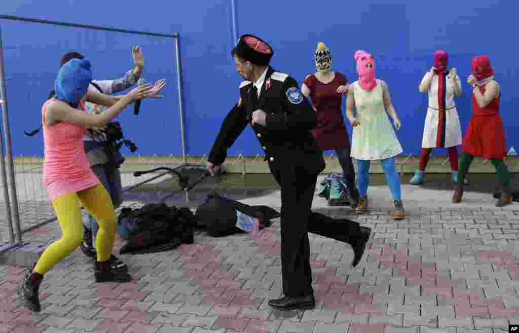 Участницы Pussy Riot не бросили и акционизм – например, в феврале 2014 года во время зимней Олимпиады в Сочи они провели в этом городе акцию под названием "Путин научит тебя любить родину", во время которой местные "казаки" избили девушек нагайками.