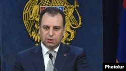 ՀՀ պաշտպանության նախարար Վիգեն Սարգսյանը ասուլիսի ժամանակ, արխիվ