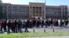 Протест на работници пред Собранието на Македонија, 2009-та. 