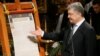Президент України Петро Порошенко під час представлення томосу про автокефалію для Православної церкви України після Різдв’яної Літургії в Софійському соборі в Києві, 7 січня 2019 року