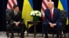 Наразі, якраз коли держсекретар США Майк Помпео відвідує Україну, українські лідери хочуть зрозуміти, в якому стані перебувають їхні відносини з Трампом, йдеться у статті The Washington Post. На фото: президент України Володимир Зеленський (ліворуч) і президент США Дональд Трамп.