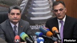 Armenia - Prime Minister Tigran Sarkisian (L) introduces the newly appointed Transport and Communications Minister Gagik Beglarian to his senior staff in Yerevan, 18Jun2012.