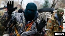 Un bărbat înarmat în fața clădirii poliției din Sloviansk. 