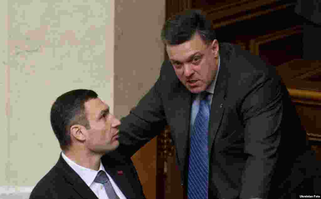 Віталій Кличко і Олег Тягнибок на ранковому засіданні Верховної Ради, 13 грудня 2012 року