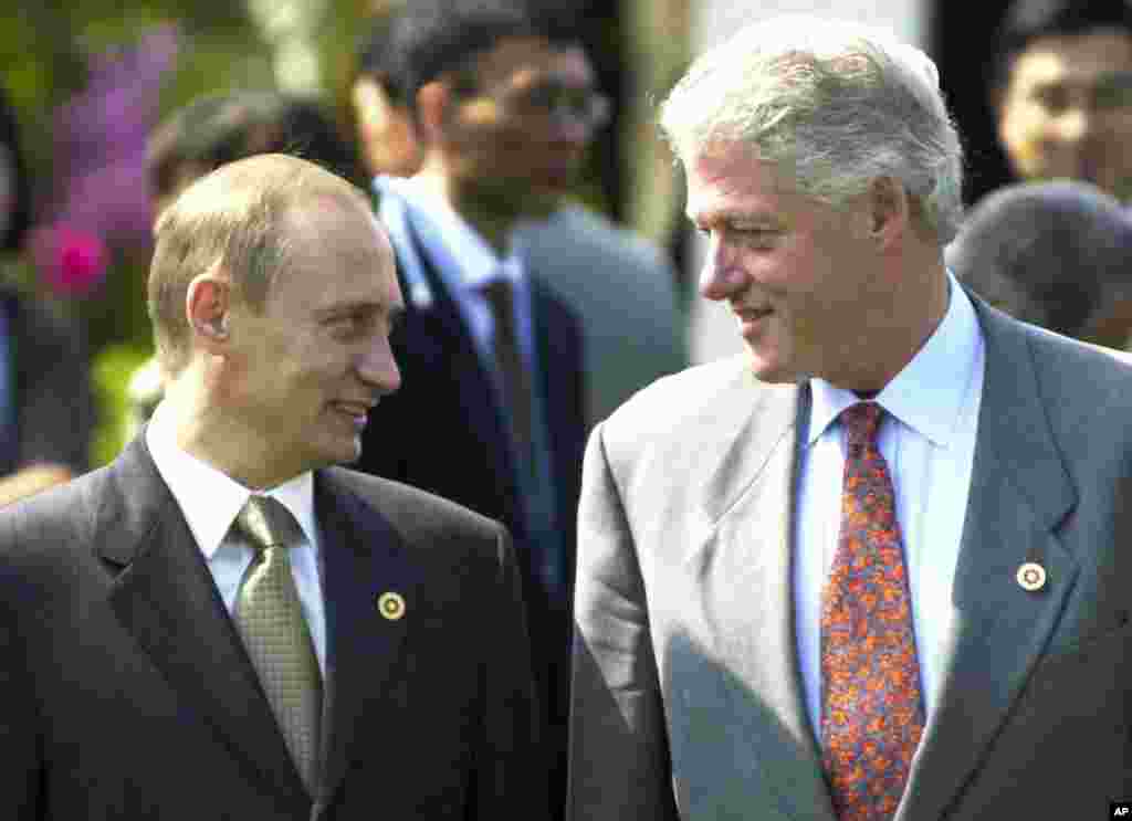 Клинтон и Путин во время церемонии посадки деревьев перед встречей «Большой восьмерки» в Наго. Япония, июль 2000 года