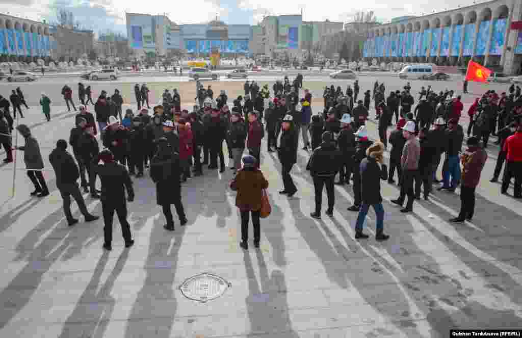 Как оказалось, на акцию пришли представители движения «Кыргыз чоролору». В интервью журналистам лидер «Кыргыз чоролору» Замирбек Кочорбаев заявил, что поддерживает требования участников мирной акции – борьбу с коррупцией и свободу слова.