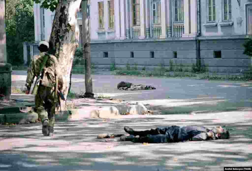 После взятия Сухуми боевики со своими сторонниками начали нападать на этнических грузин. Последовавшая за этим "сухумская резня" повернула мировое общественное мнение в сторону Грузии.