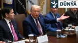 ABŞ prezidenti Donald Tramp döwlet sekretary Marko Rubio (çepde) we goranmak sekretary Pit Hegset (sagda) bilen bilelikde 26-njy awgustda Ministrler Kabinetiniň ýygnagyna gatnaşýar. 