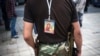 Сторонник ЛНР с иконой на спине охраняет административные здания в Луганске