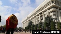Митингующие на территории Жогорку Кенеша. 6 октября 2020 года. 