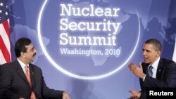 Predsednik Barak Obama sa pakistanskim premijerom Jusuf Raza Gilanijem u Všingtonu, 11 april 2010