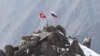 Кыргызстан -- Орусия президенти Владимир Путиндин аты берилген чокуда сайылып турган Кыргызстан менен Орусиянын желектери. 17-сентябрь, 2012