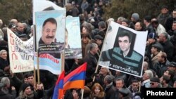 Արխիվ -- ՀԱԿ հանրահավաքի մասնակիցները պարզում են պաստառներ` կոչ անելով ազատ արձակել ազատազրկված ընդդիմադիրներին