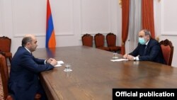 Armenian Prime Minister Nikol Pashinian (right) met with Edmon Marukian, the leader of the Bright Armenia opposition faction on March 4. (file photo)