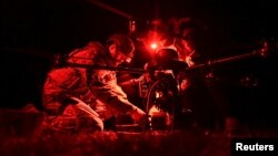 Ілюстраційне фото. Військові 113-го батальйону 110-ї окремої бригади територіальної оборони ЗСУ готують дрон для польоту над російськими позиціями на Запоріжжі, 28 квітня 2025 року