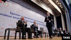 Primii miniștri Mikhail Myasnikovich din Belarus, Karim Masimov din Kazakhstan și Dmitri Medvedev din Russia la lucrăile forumului de la St. Petersburg