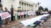 Архівне фото. Всеукраїнська акція «Година смерті» пройшла під стінами Верховної Ради України з вимогою до депутатів підтримати медичну реформу. Київ, 6 червня 2017 року
