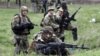 Озброєні особи із георгієвськими стрічками на околиці Слов’янська