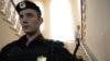 Alexei Navalnîi, în spatele poliţistului, urcând scările judecătoriei din Kirov