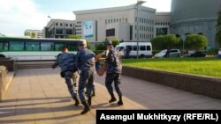 "Бәйтерек" маңында арнайы жасақтың азаматты ұстаған сәті. Нұр-Сұлтан, 12 маусым 2019 жыл.