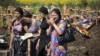 Женщины на кладбище в день первых похорон жертв наводнения. Крымск, 9 июля 2012 года.