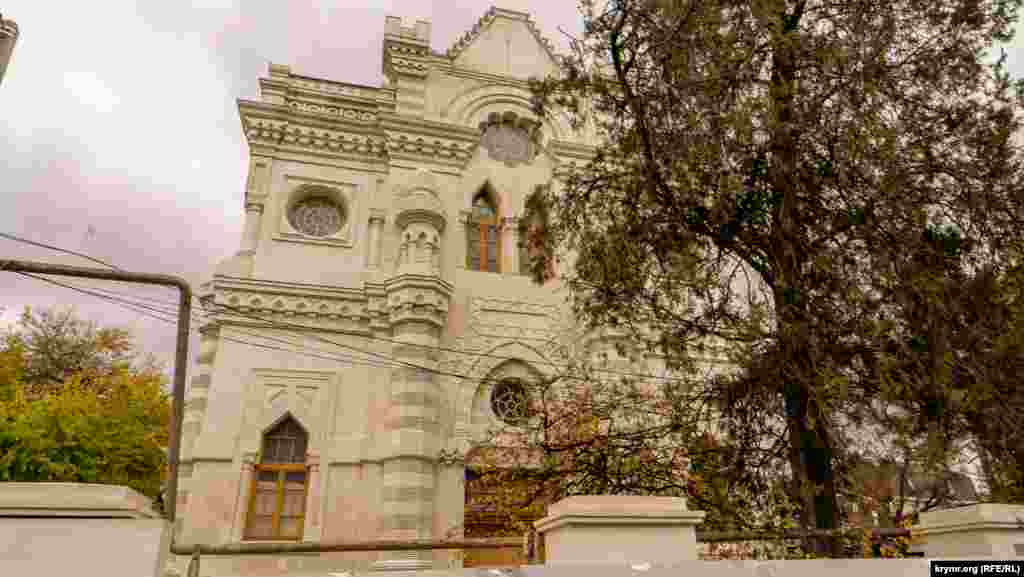 Сімфероопольська кенаса – культова споруда караїмів у Сімферополі, пам'ятка архітектури кінця XIX століття. Побудована в еклектичному дусі, поєднуючи мавританський, візантійський та готичний стилі. Цього місяця, згідно з паспортом об'єкта, має завершитися реконструкція кенаси