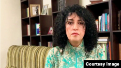عالیه مطلبزاده، فعال حقوق زنان، خبر داده که نرگس محمدی بهدلیل بیماری و اعتصاب غذا دچار ضعف و بیحالی شده است