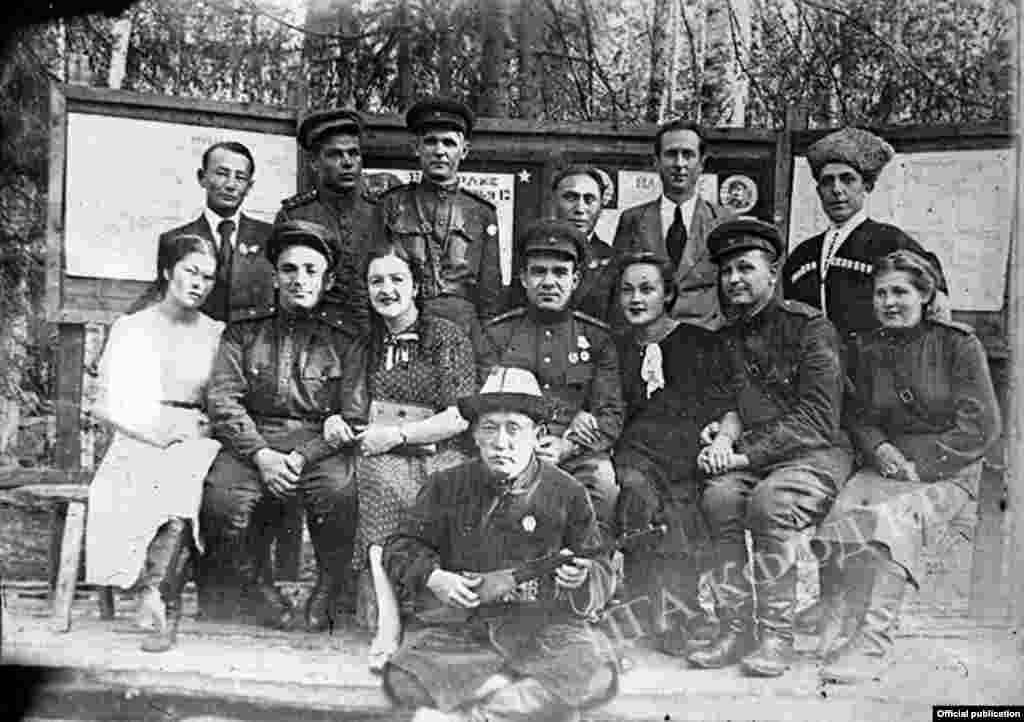 Артисты государственного театра на фронте. На переднем ряду Муса Баетов, Ашыралы Боталиев и Джамалутдин Муслимов. 1943 год. 